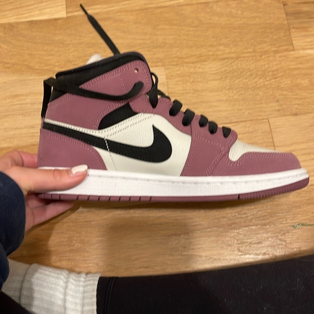 Women’s Jordan 1 mids